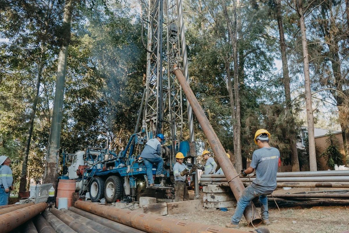 Equipo de perforación de pozos trabajando en campo