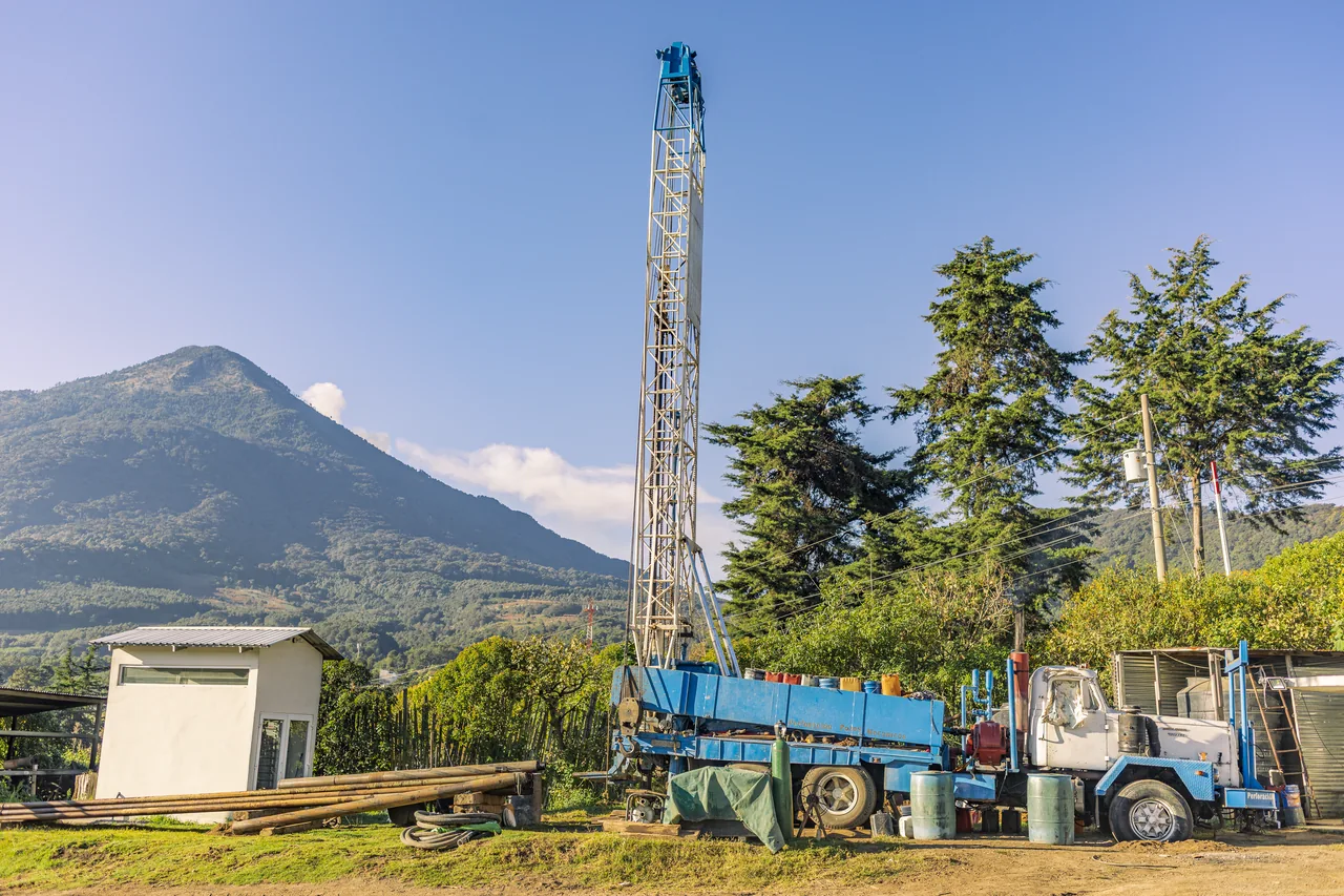 Perforadora con la torre elevada y tuberías en el sitio de trabajo de San José Calderas.